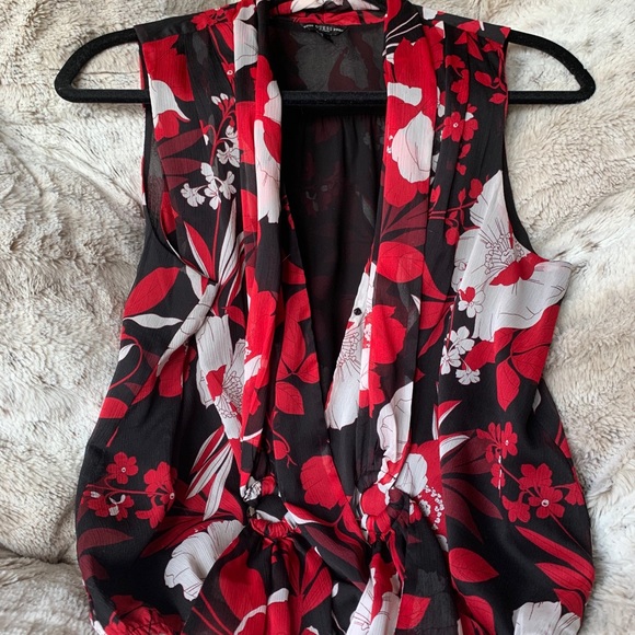 Guess Tops - Guess size M floral blouse with multi look detail